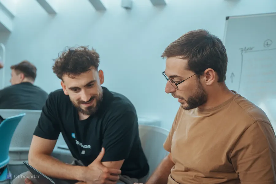 Lucas échange avec Florian devant son ordinateur