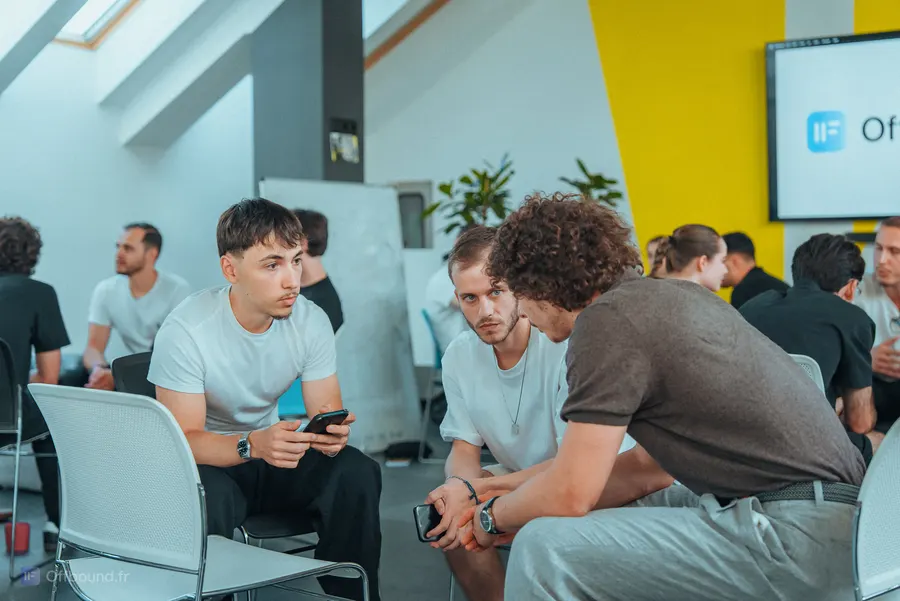 Fondateurs accompagnés qui échangent entre eux