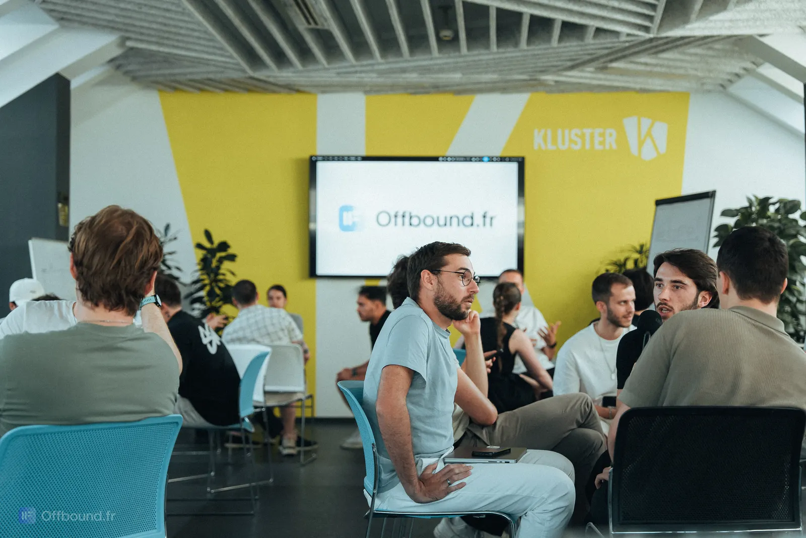 La salle pleine du mastermind Offbound face à l'écran