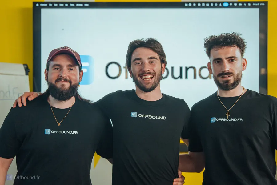 Valentin entouré de Lucas et Howel devant l'écran Offbound